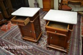 Antica coppia di comodini con piano in marmo stile Luigi Filippo Antica coppia di comodini con piano in marmo stile Luigi Filippo