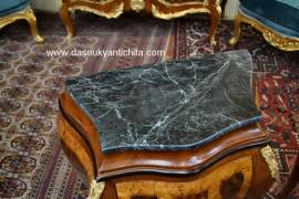 Coppia di comodini stile Luigi XV con intarsio a rombi