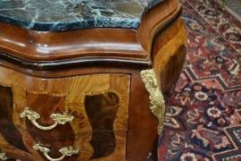 Coppia di comodini stile Luigi XV con intarsio a rombi
