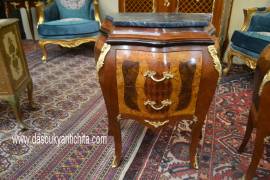 Coppia di comodini stile Luigi XV con intarsio a rombi