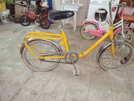 Bici vintage gialla in buone condizioni. Telaio in metallo, sella comoda, portapacchi posteriore. I Bici vintage gialla in buone condizioni. Telaio in metallo, sella comoda, portapacchi posteriore. I
