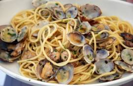 BAR - RISTORANTE  ZONA PORTA GENOVA  , NAVIGLI    LOCALE  DI 120 MQ. OLTRE DEHORS X 40 POSTI SU STRA