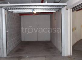 B O X  A U T O    19 MQ.  A  F  F  F  I  T  T  A  S  I  IN  VIA ARGELATI 40      CON ACCESSO PEDONAL