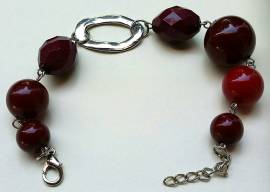Bracciale vintage con perle in vetro color rosso bordeaux,  lisce e sfaccettate, infilate con catene