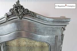 Vetrina in stile barocco, foglia argento e tessuto damasco