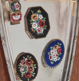Collezioni di MICROMOSAICI  antichi e vintage  formata da  portagioie, braccialetto  e   n° 7 spille