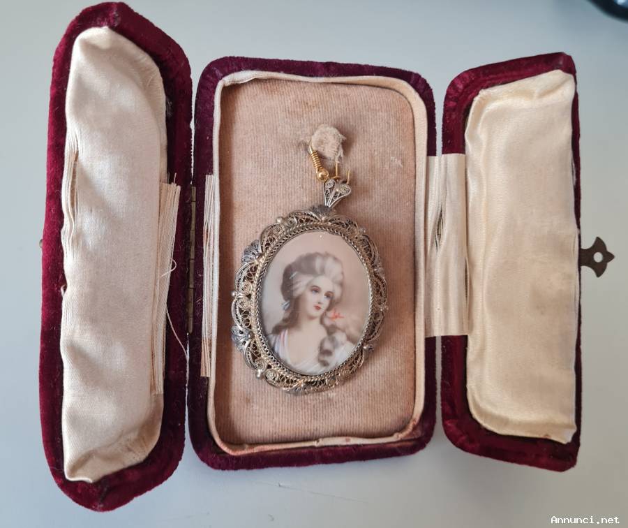 Antico Pendente filigrana argento 800 miniatura di dama dipinta a mano firmata , custodia da via