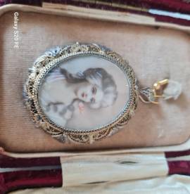 Antico Pendente   filigrana argento 800 miniatura di dama dipinta a mano firmata ,  custodia  da via