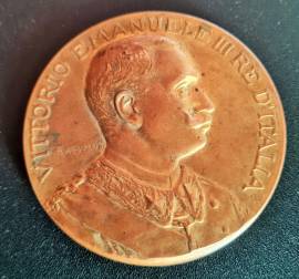 Medaglia bronzo dorato Vittorio Emanuele III Esposizione  Internazionale Napoli 1913  , firmata Flel