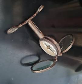 Antico  binocolo pieghevole  francese  ,con bussola e specchio di segnalazione.Bella patina e segni 