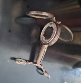 Antico  binocolo pieghevole  francese  ,con bussola e specchio di segnalazione.Bella patina e segni 