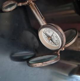 Antico  binocolo pieghevole  francese  ,con bussola e specchio di segnalazione.Bella patina e segni 