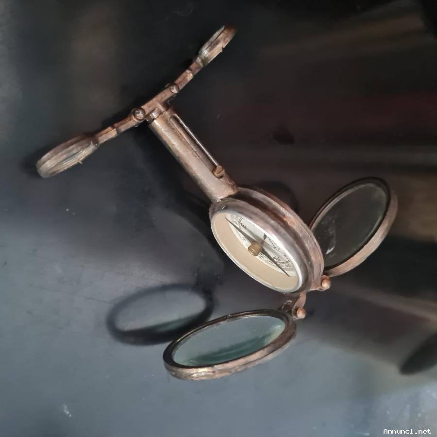 Antico binocolo pieghevole francese ,con bussola e specchio di segnalazione.Bella patina e segni