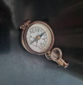 Antico  binocolo pieghevole  francese  ,con bussola e specchio di segnalazione.Bella patina e segni 