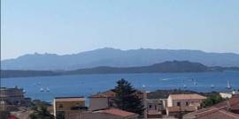 La Maddalena grande appartamento indipendente vista mare con grande garage e posto auto