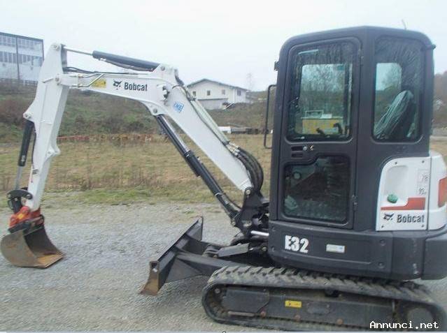 Miniescavatore Bobcat E 32, in vendita a 2500 €