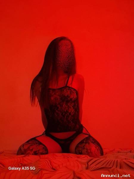 Samantha giovane e stupenda ragazza italiana per dolci trattamenti indimenticabili