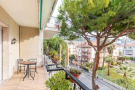 Ampio Bilocale a Bordighera con Balcone, Vista, Posto Auto e a soli 450 mt dal Mare!