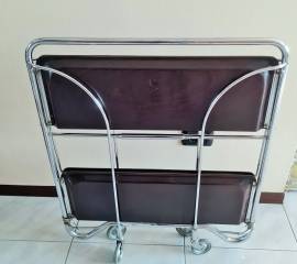 Carrello GERLINOL pieghevole, prodotto tedesco degli anni ’60. La struttura è cromata e i due ripian