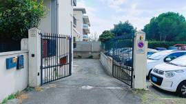  IN PROPRIETA' PRIVATA DELIMITATA DA CANCELLO AUTOMATICO SI VENDE SPAZIOSO POSTO AUTO COPERTO  