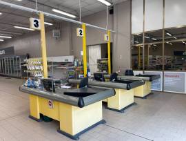 Lotto 3  costituito da banchi cassa e scaffalature supermercato 