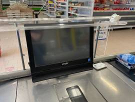 Lotto 3  costituito da banchi cassa e scaffalature supermercato 