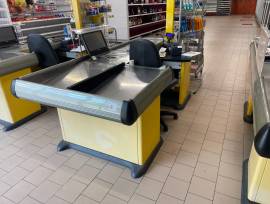 Lotto 3  costituito da banchi cassa e scaffalature supermercato 