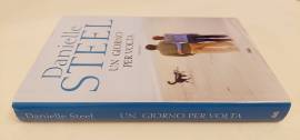 Un giorno per volta di Danielle Steel Ed.Mondolibri su licenza Sperling & Kupfer, 2014 come nuov