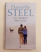 Un giorno per volta di Danielle Steel Ed.Mondolibri su licenza Sperling & Kupfer, 2014 come nuov
