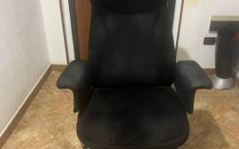 SCRIVANIA E POLTRONCINA PIEGHEVOLE PER STUDIO,UFFICIO O STANZA RAGAZZO. SCRIVANIA E POLTRONCINA PIEGHEVOLE PER STUDIO,UFFICIO O STANZA RAGAZZO.