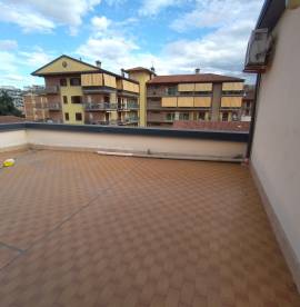 Luminoso Trilocale con Enorme Terrazzo Panoramico – Via Meomartini, Benevento