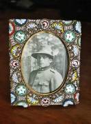 Antica  piccola cornice portafoto  in micromosaico ,con fotografia soldato della prima guerra mondia