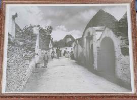 GRAFICA ARCHIVIO ALINARI-FIRENZE: Alberobello, Via Colombo, 1920 dim.50x70 con la cornice