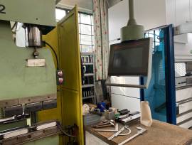 PIEGATRICE BARIOLA  3050 X 100 TON  CNC ESA    MOD. PBI 100/30NCS LUNGHEZZA TRA I MONTANTI : 2600 CO