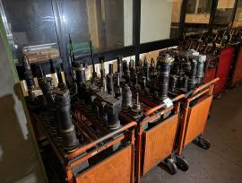 Lotto utensileria, scaffali e cassoni