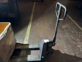 N. 6 transpallet e attrezzature per sollevamento