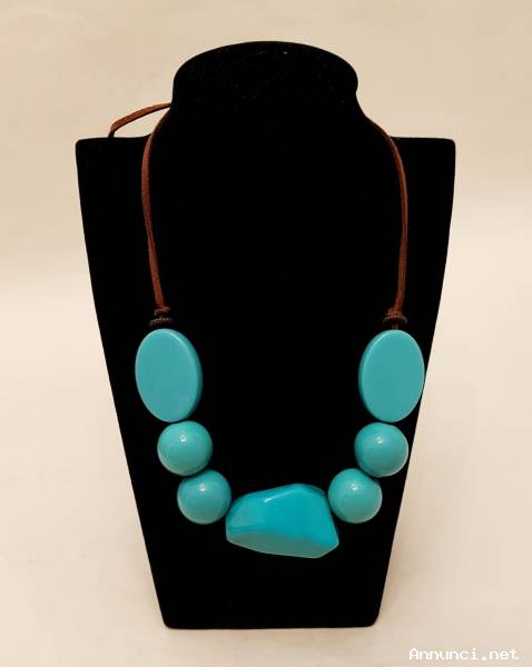 Collana etnica girocollo con cordoncino(a misura variabile) perle vetrificate azzurre