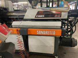 Pressa oleodinamica per stampaggio plastica Sandretto