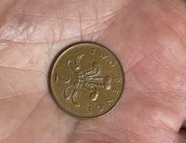 2 pence del Regno Unito, coniata nel 1993. con ritratto della Regina Elisabetta II,