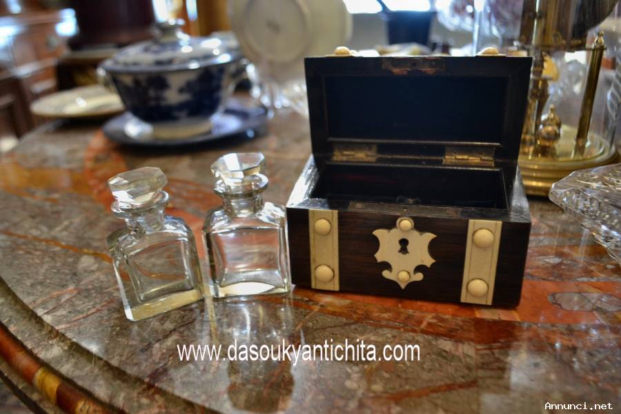Cofanetto porta profumi XX secolo