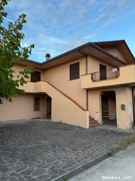 Villa indipendente con giardino e vari accessori