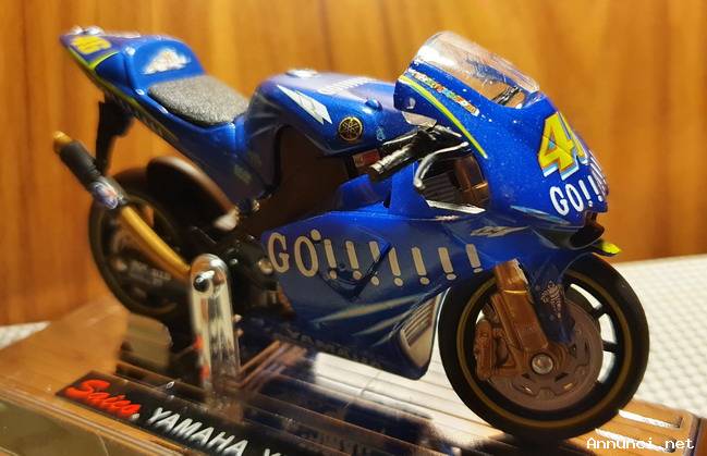 YAMAHA YZR-M1 - 46 VALENTINO ROSSI (2004-2006)