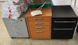 Lotto 1 – MOBILI D’UFFICIO Trattasi di scrivanie e cassettiere