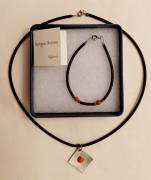 Collana con pendente in argento e bracialetto in caucciù e corallo rosso di Sardegna  Marogna Antoni Collana con pendente in argento e bracialetto in caucciù e corallo rosso di Sardegna  Marogna Antoni