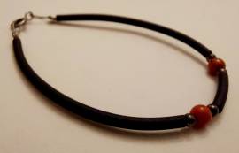 Collana con pendente in argento e bracialetto in caucciù e corallo rosso di Sardegna  Marogna Antoni Collana con pendente in argento e bracialetto in caucciù e corallo rosso di Sardegna  Marogna Antoni