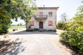 Casale indipendente con terreno, vista Castello e grandi potenzialità a Montechiarugolo