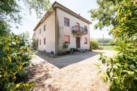 Casale indipendente con terreno, vista Castello e grandi potenzialità a Montechiarugolo