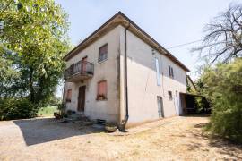 Casale indipendente con terreno, vista Castello e grandi potenzialità a Montechiarugolo