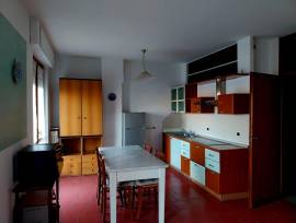 APPARTAMENTO  AMPIO LUMINOSO   A NOVARA  VIA DANTE ANGOLO VIA MAESTRA VERA  OPPORTUNITA' PER GIOVANI