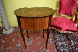 Comodino-tavolino a fagiolo intarsiato stile Luigi XV